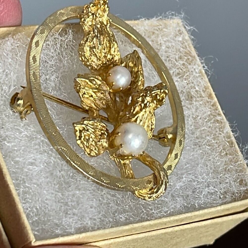 Vintage gold flower bud pearl circular brooch - Picture 2 of 8